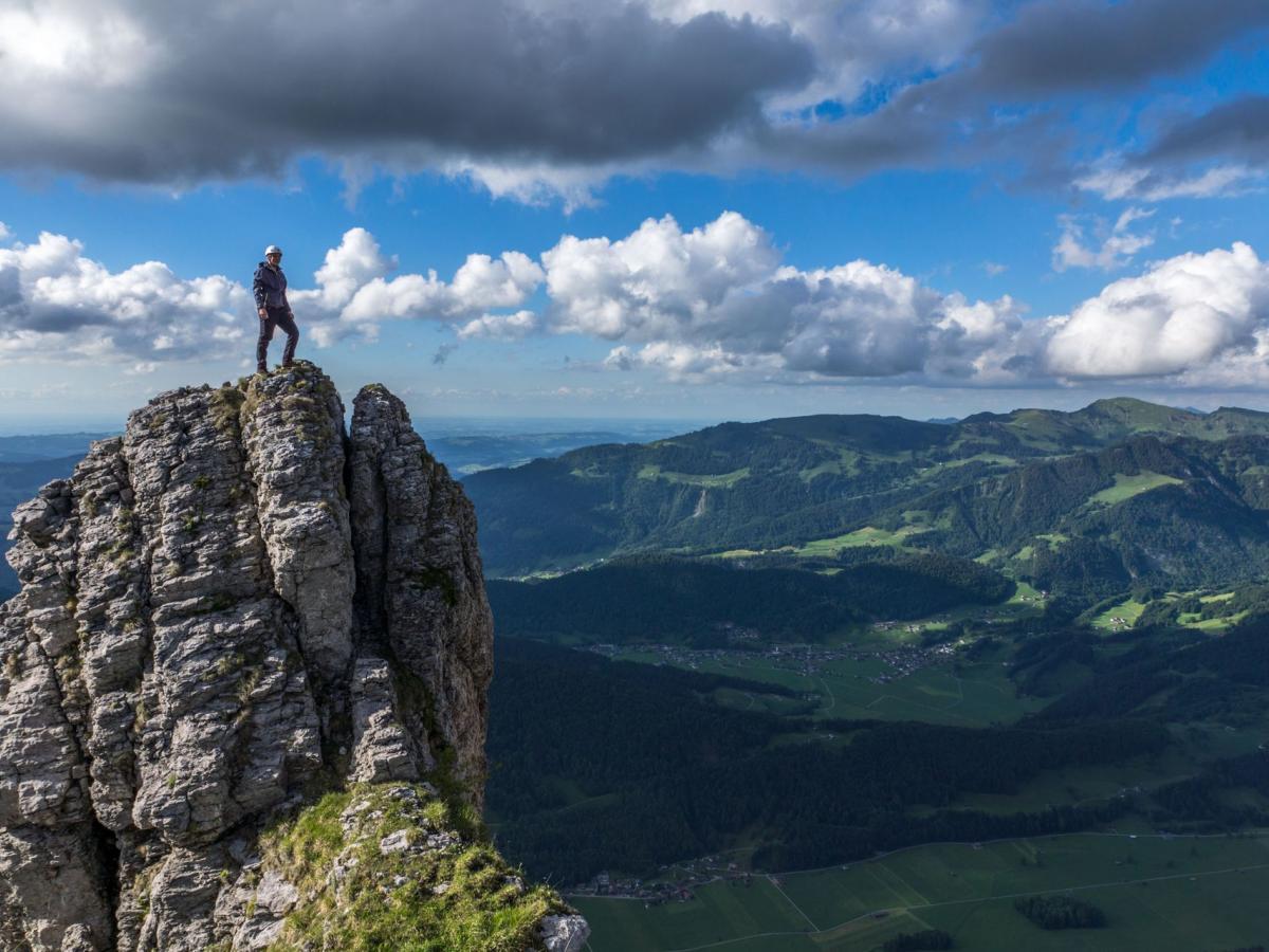 Bergsteiger auf der Kanisfluh in Mellau im Bregenzerwald